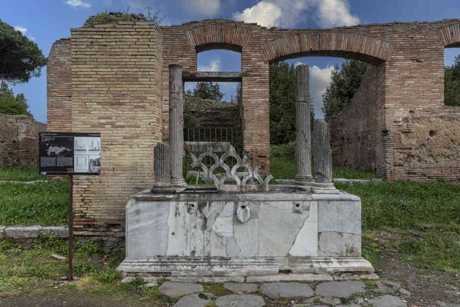 Italia - Ostia 59 - parque arqueológico de Ostia Antica - Fontana con Lucerna.jpg